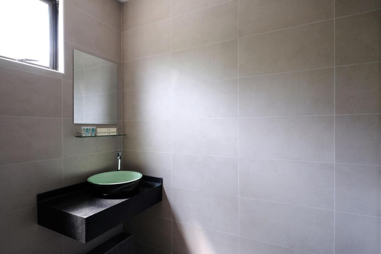 Q Loft Hotels At Bedok Singapore Exteriör bild
